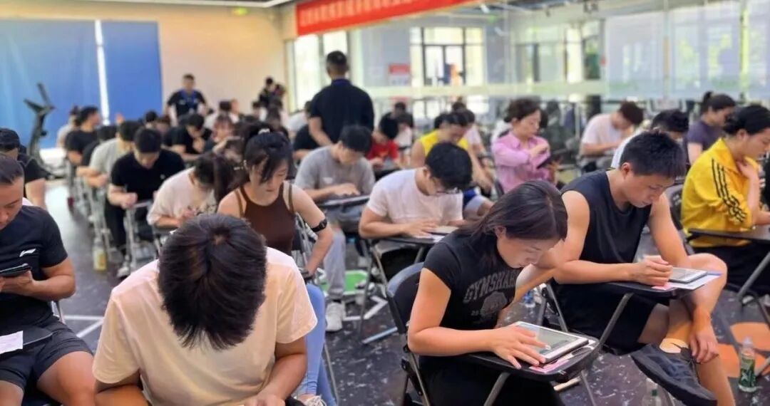 健身教练考证别瞎冲!从入门到进阶的 3 年考证规划,帮你少花 2 万冤枉钱(图1) 健身教练考证别瞎冲!从入门到进阶的 3 年考证规划,帮你少花 2 万冤枉钱(图1)