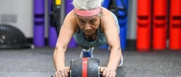 《50岁转行月入3万！健身教练，中年人的新黄金赛道？》